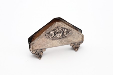 Porta guardanapos em prata escovada com aplicações de flores em alto relevo